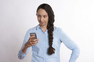 Mujer mirando celular
